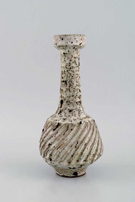 Lucie Rie (f. 1902, d. 1995), østrigsk-født britisk keramiker. Modernistisk 
unika vase i glaseret stentøj. Smuk glasur i lyse jordnuancer. Rillet korpus. 
Eget værksted, ca. 1970.
