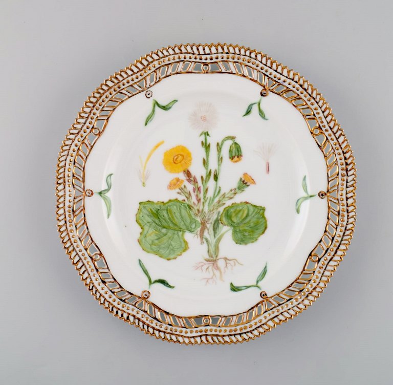 Royal Copenhagen Flora Danica gennembrudt tallerken i håndmalet porcelæn med 
blomster og gulddekoration. Dateret 1947-49.

