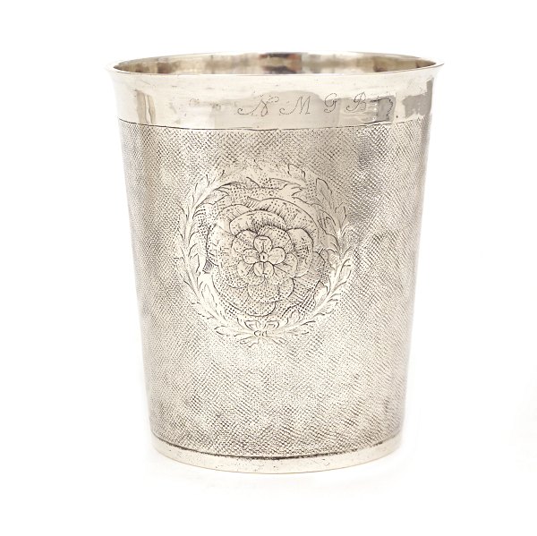 Large early 18th century silver cup dated 1701 made by Christian Bradt, 
Copenhagen, 1698-1704. H: 11,2cm. W: 157gr