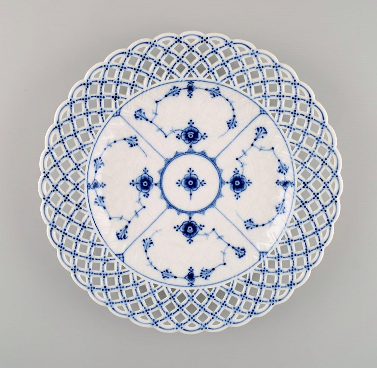 Antique Royal Copenhagen Blue fluted plate in openwork porcelain. Early 19th 
century.
