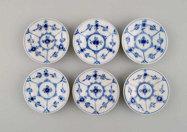 Six Royal Copenhagen Blue Fluted Plain butter pads.
Model number 1/7.