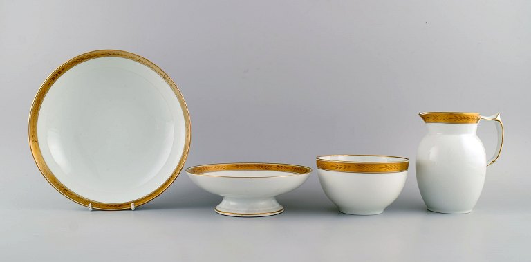 Royal Copenhagen White Dagmar. Jug, compote and two bowls in porcelain with 
hand-painted gold decoration. 1930s.
