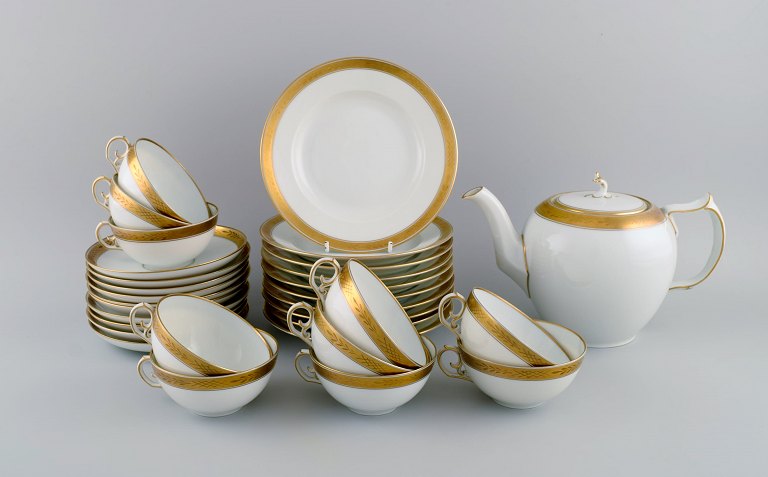 Royal Copenhagen Hvid Dagmar teservice til 10 personer i håndmalet porcelæn med 
gulddekoration. 1930