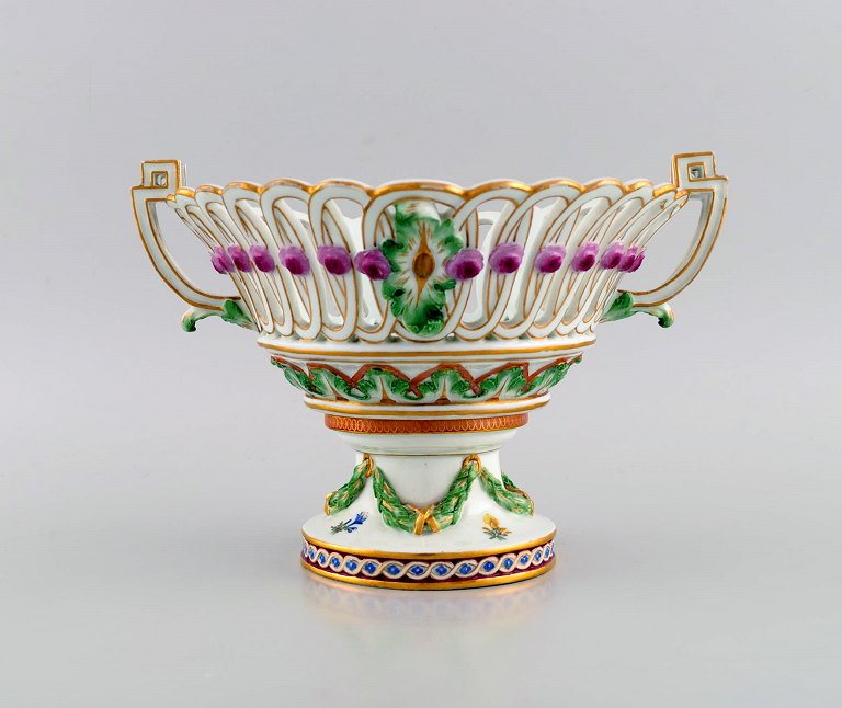 Large antique Meissen compote in openwork porcelain with hand-painted flowers 
and gold decoration. Marcolini period 1774-1814. Museum quality.
