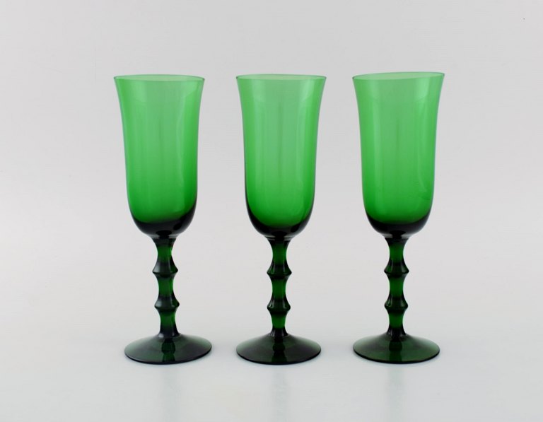 Simon Gate for Orrefors. Tre Salut champagneglas i grønt mundblæst kunstglas. 
Svensk design, 1920/30