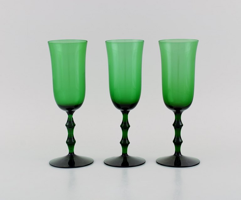 Simon Gate for Orrefors. Tre Salut champagneglas i grønt mundblæst kunstglas. 
Svensk design, 1920/30