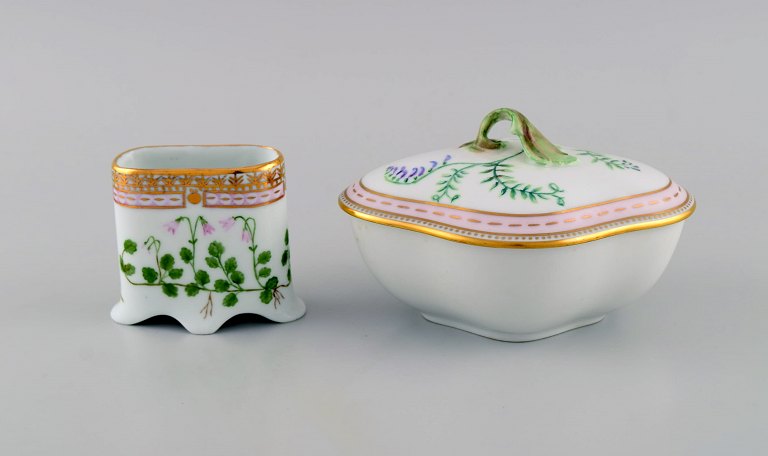 Kaiser, Tyskland. Vase og lågskål i porcelæn med håndmalede blomster og 
gulddekoration. 1970