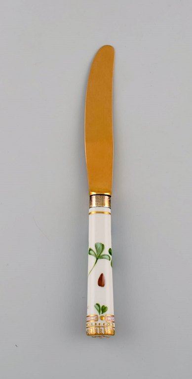 Royal Copenhagen Flora Danica lunch knife of gold plated sterling silver. 
Porcelain handle decorated in colors and gold with flowers.
