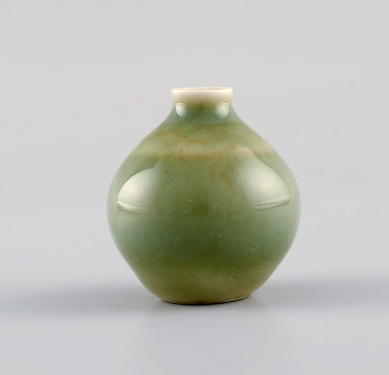 Carl Harry Stålhane for Rörstrand. Miniaturevase i glaseret keramik. Smuk glasur 
i sarte grønne nuancer. Midt 1900-tallet.
