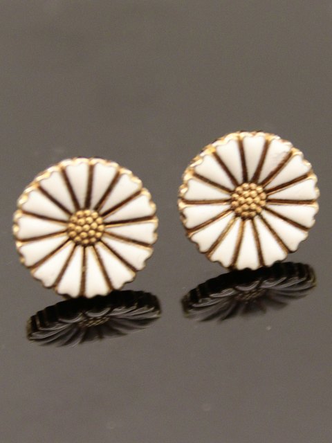 Marguerite ear studs