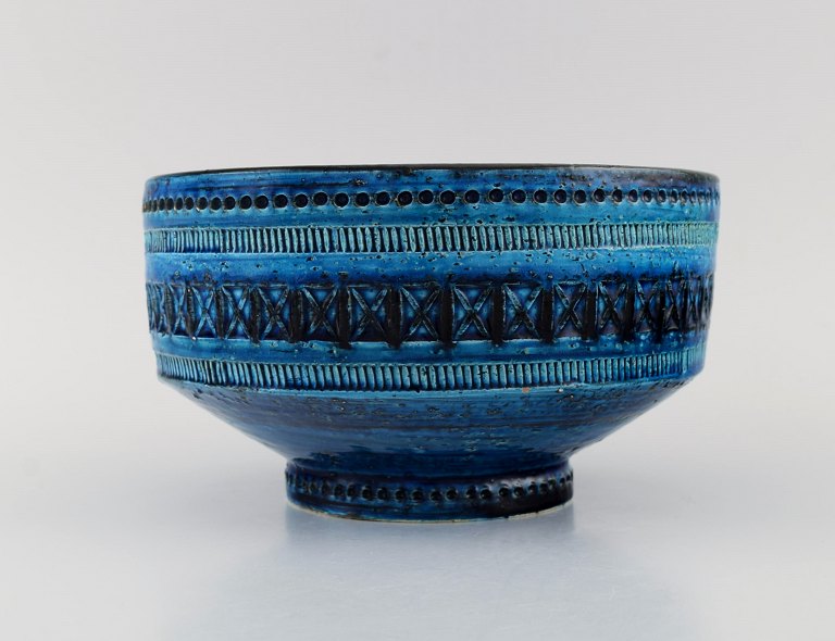 Aldo Londi for Bitossi. Bowl / flowerpot in Rimini-blue glazed ceramics with 
geometric patterns. 1960s.
