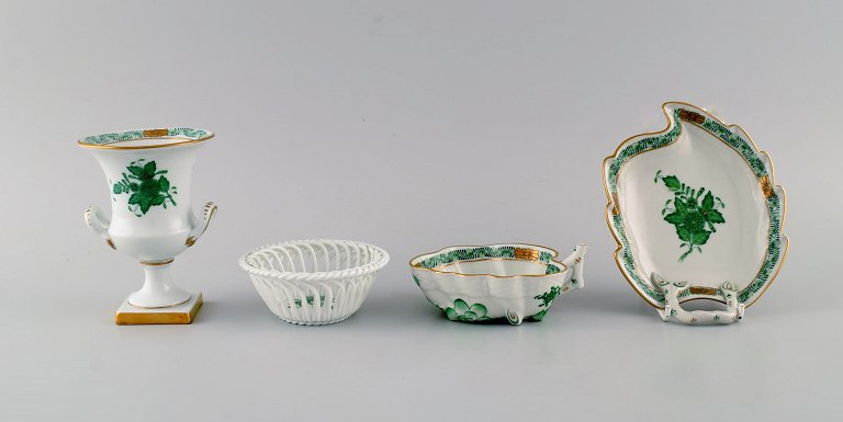 Herend Green Chinese Bouquet. Vase og tre skåle i håndmalet porcelæn. Midt 
1900-tallet.
