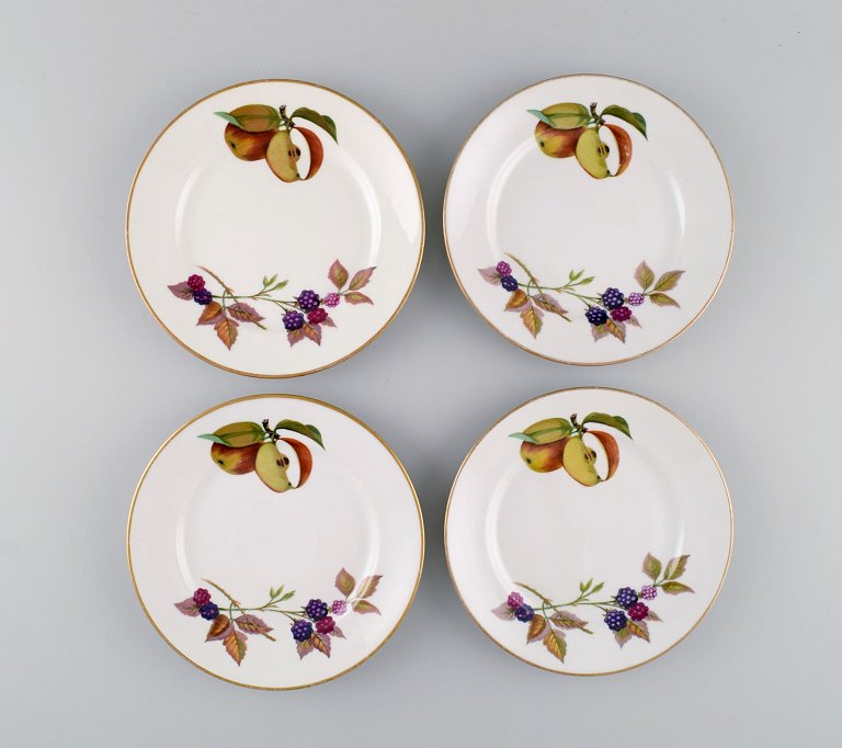 Royal Worcester, England. Four Evesham plates in porcelain decorated with fruits 
and gold edge. 1960s.
