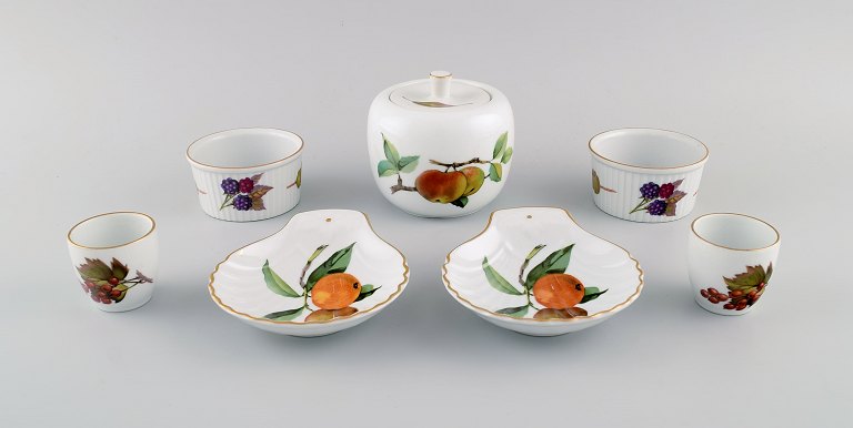 Royal Worcester, England. Seven pieces of Evesham porcelain decorated with 
fruits and gold edge. 1960s.
