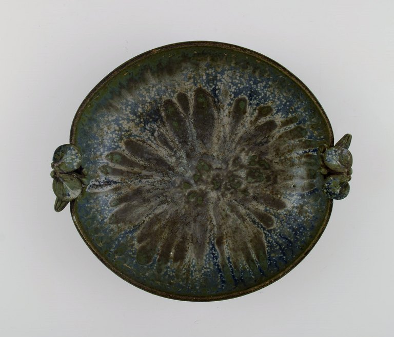 Arne Bang (1901-1983), Danmark. Skål i glaseret keramik modelleret med bladværk. 
Modelnummer 30. Smuk spættet glasur i blågrønne og jordnuancer. 1940