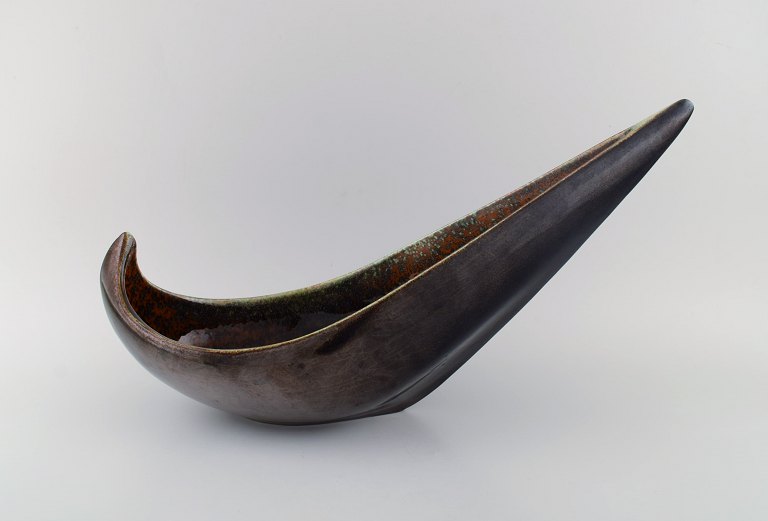 Maxime Fillon (1920-2003), France. Giant freeform bowl in glazed stoneware. 
Mid-20th century.
