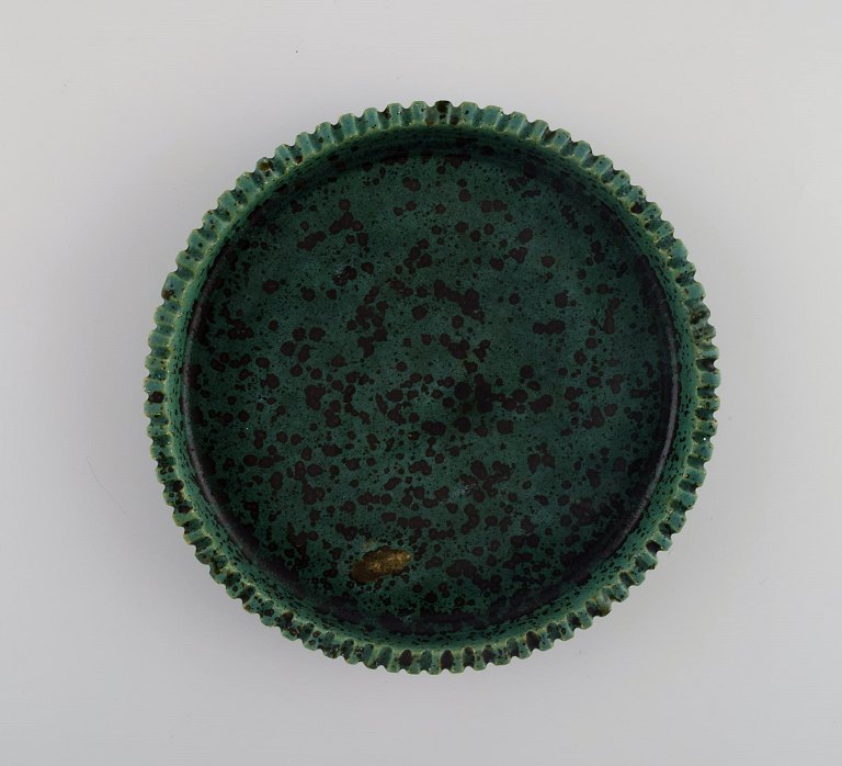 Arne Bang (1901-1983), Denmark. Round dish in glazed ceramics. Model number 127. 
Beautiful glaze in shades of green. 1940s.
