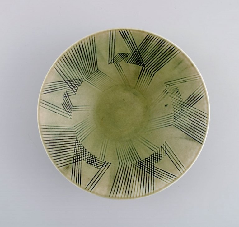 Carl Harry Stålhane (1920-1990) for Rörstrand. Bowl in glazed ceramics with 
cubist decoration. Mid-20th century.
