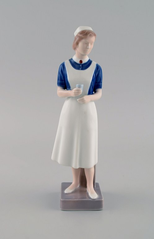 Royal Copenhagen porcelænsfigur. Sygeplejerske. Model 4507. Dateret 1969-1974.
