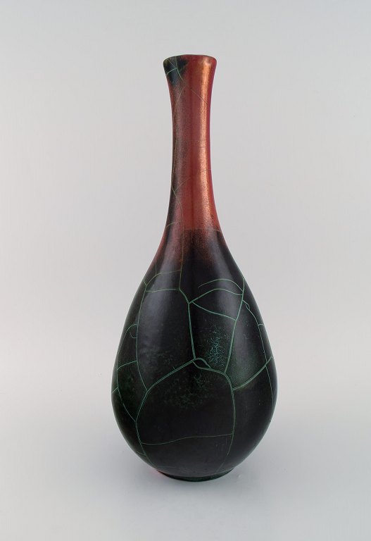 Richard Uhlemeyer, Germany. Vase in glazed ceramics. Beautiful crackled glaze in 
dark red and turquoise shades. 1950s.
