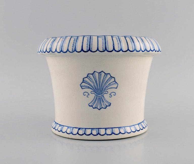 Wilhelm Kåge for Gustavsberg. Flowerpot / vase in hand-painted faience. 1920s.
