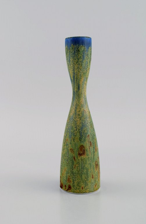 Carl Harry Stålhane (1920-1990) for Rörstrand. Vase i glaseret keramik. Smuk 
glasur i blå og lyse jordnuancer. Midt 1900-tallet.
