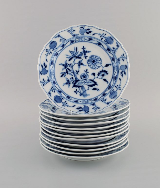 Tolv antikke Meissen Løgmønstret frokosttallerkener i håndmalet porcelæn. Sent 
1800-tallet.
