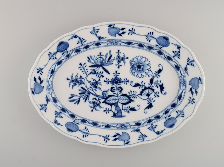 Stort antikt Meissen Løgmønstret serveringsfad i håndmalet porcelæn. Sent 
1800-tallet.
