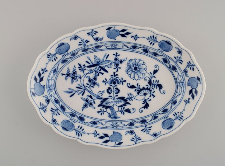 Antique Meissen Blue Onion serving dish in hand-painted porcelain. Late 19th 
century.
