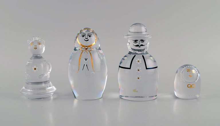 Kosta Boda, Sverige. Fire kunstglas figurer med graveret og håndmalet 
dekoration. "Familien". 1970