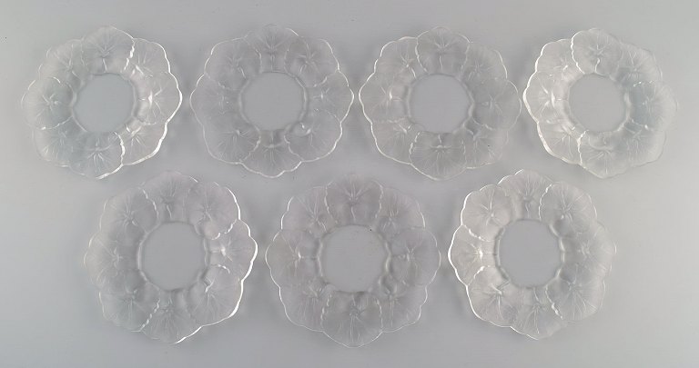 Syv Lalique "Pansies" tallerkener i matteret kunstglas formet som blomsterblade. 
1970/80