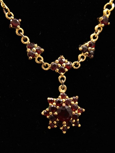 Necklace with garnets