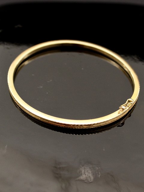 8 ct. gold bangle