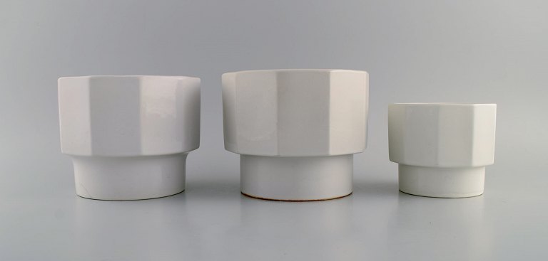 Erix Hennix for Gustavsberg. Tre Plantina urtepotter i glaseret porcelæn. 
1970