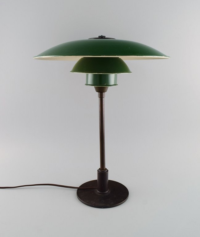 Poul Henningsen (1894-1967). PH 3½-2 table lamp with socket housing of brass / 
metal, wire shade holders mounted w / shade set of green-painted zinc. 1940s.
