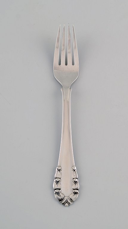 Tidlig Georg Jensen Liljekonval frokostgaffel i sterlingsølv. Dateret 1915-1930. 
Tre styk på lager.
