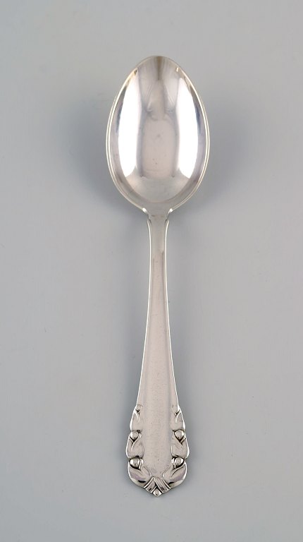 Georg Jensen Liljekonval dessertske i sterlingsølv. Dateret 1933-1944. Fem styk 
på lager.
