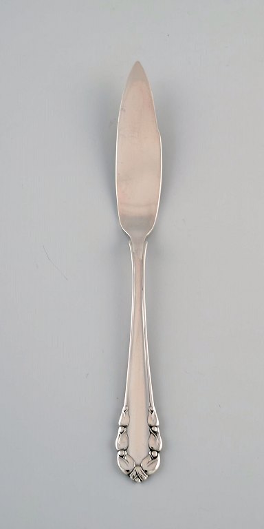 Early Georg Jensen Lily of the valley fish knife in solid silver (830). Dated 
1915-1930. Five pieces in stock.

