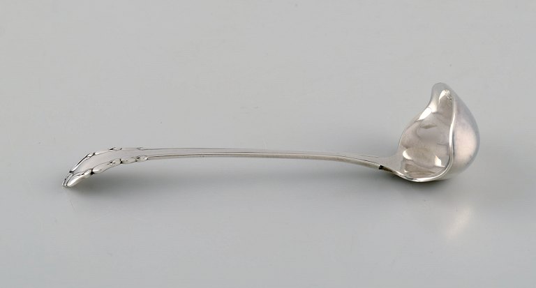 Tidlig Georg Jensen Liljekonval sovseske i sterlingsølv. Dateret 1915-1930.
