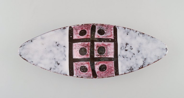 European studio ceramicist. Oblong unique bowl / dish in glazed ceramics. 
Patterned design in pink, white and brown shades. 1960s / 70s.
