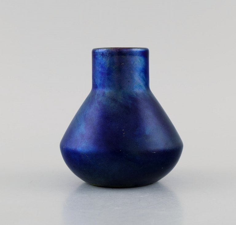 Antik og sjælden Zsolnay vase i glaseret stentøj. Smuk lustreglasur i dybe 
violette nuancer. Ca. 1900.
