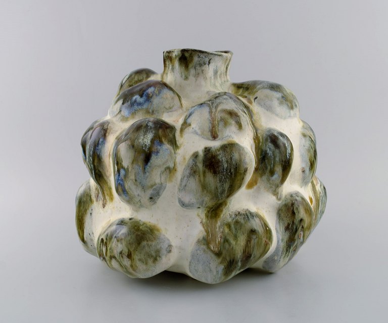 Christina Muff, dansk samtidskeramiker (f. 1971). Skulpturel unika vase i 
glaseret stentøj. Smuk cremehvid glasur med okkergul og grå Celadonglasur.
