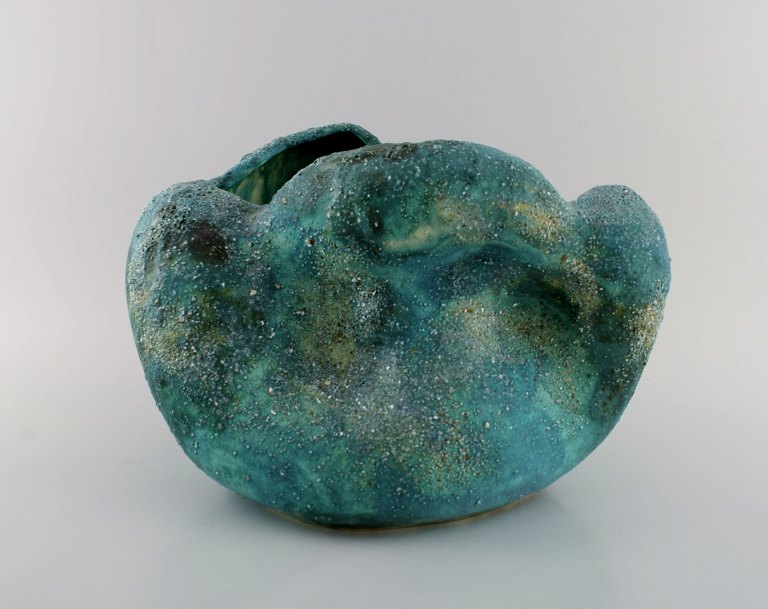Christina Muff, dansk samtidskeramiker (f. 1971). Skulpturel unika vase i 
glaseret stentøj. Smuk grøn glasur med sten og mineraler fra Danmark.
