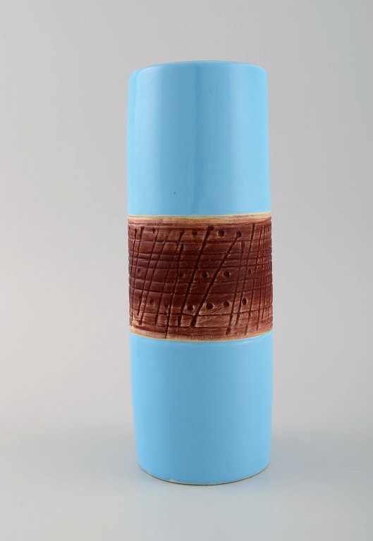 Lisa Larson for Gustavsberg. Tarragona vase i glaseret keramik. Smuk lyseblå 
glasur. 1960