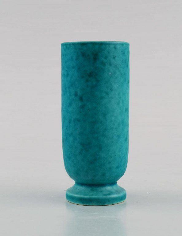 Wilhelm Kåge for Gustavsberg. Argenta art deco vase in glazed ceramics. 
Beautiful glaze in shades of green. 1940s.
