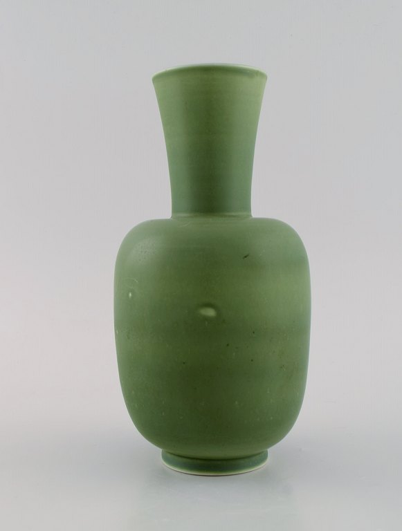 Wilhelm Kåge for Gustavsberg. Vase i glaseret keramik. Smuk glasur i 
olivengrønne nuancer. Midt 1900-tallet.
