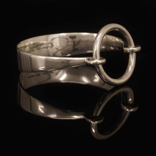 Hans Hansen Armring aus Sterlingsilber. Masse innen: 5,4x5,9cm