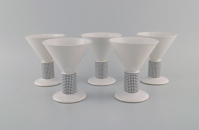 Heide Warlamis for Vienna Collection. Fem glas / skåle i porcelæn. Østrig, 
1980
