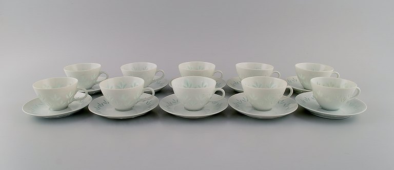 Friedl Holzer-Kjellberg (1905-1993) for Arabia. 10 coffee cups with saucers in 
rice porcelain. Mid-20th century.
