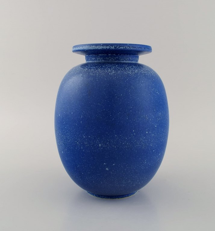 Gunnar Nylund for Rörstrand. Vase i glaseret keramik. Smuk spættet glasur i blå 
nuancer. 1960